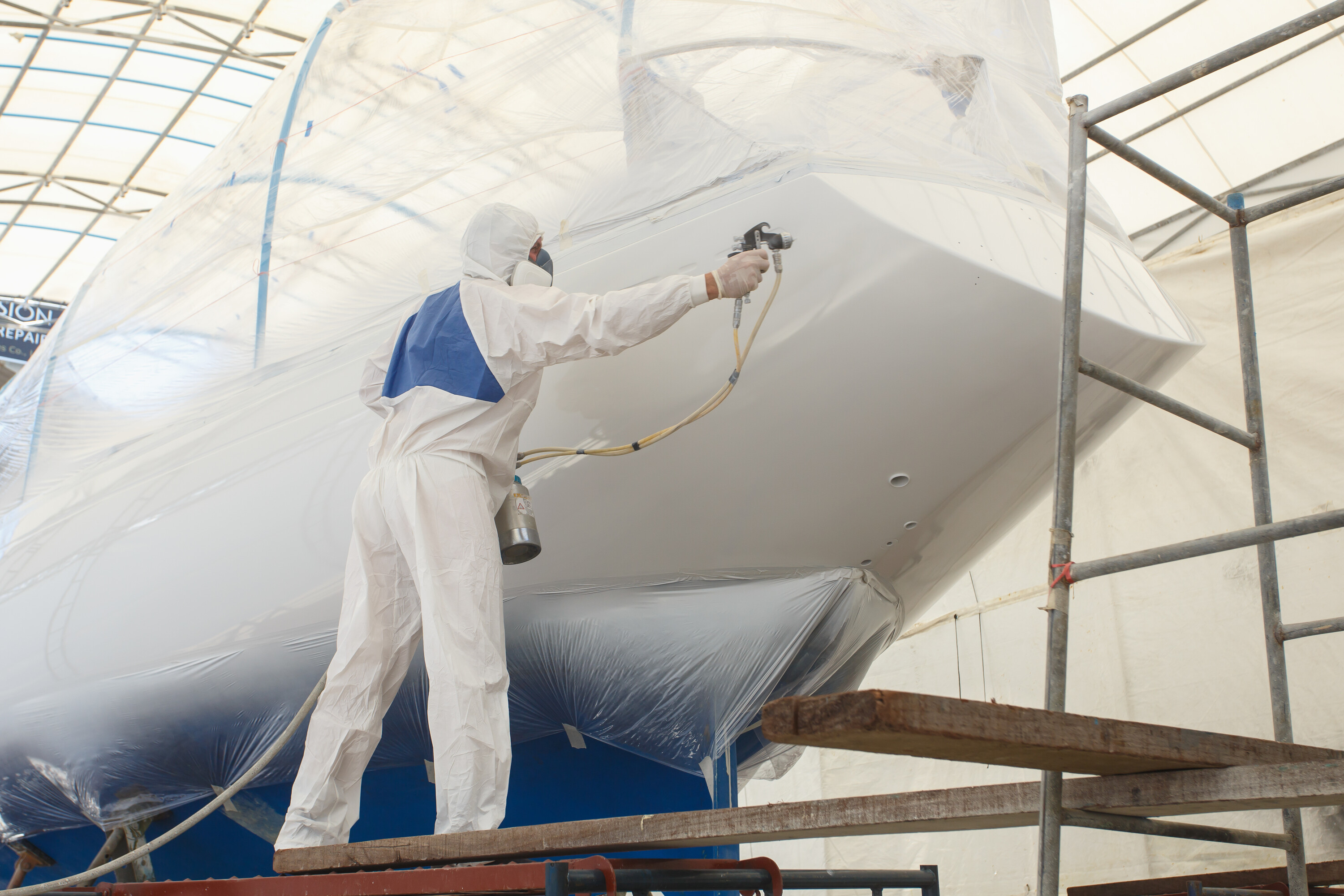 Bescherming van spuitcabinewanden met behoud van lichtdoorlatendheid